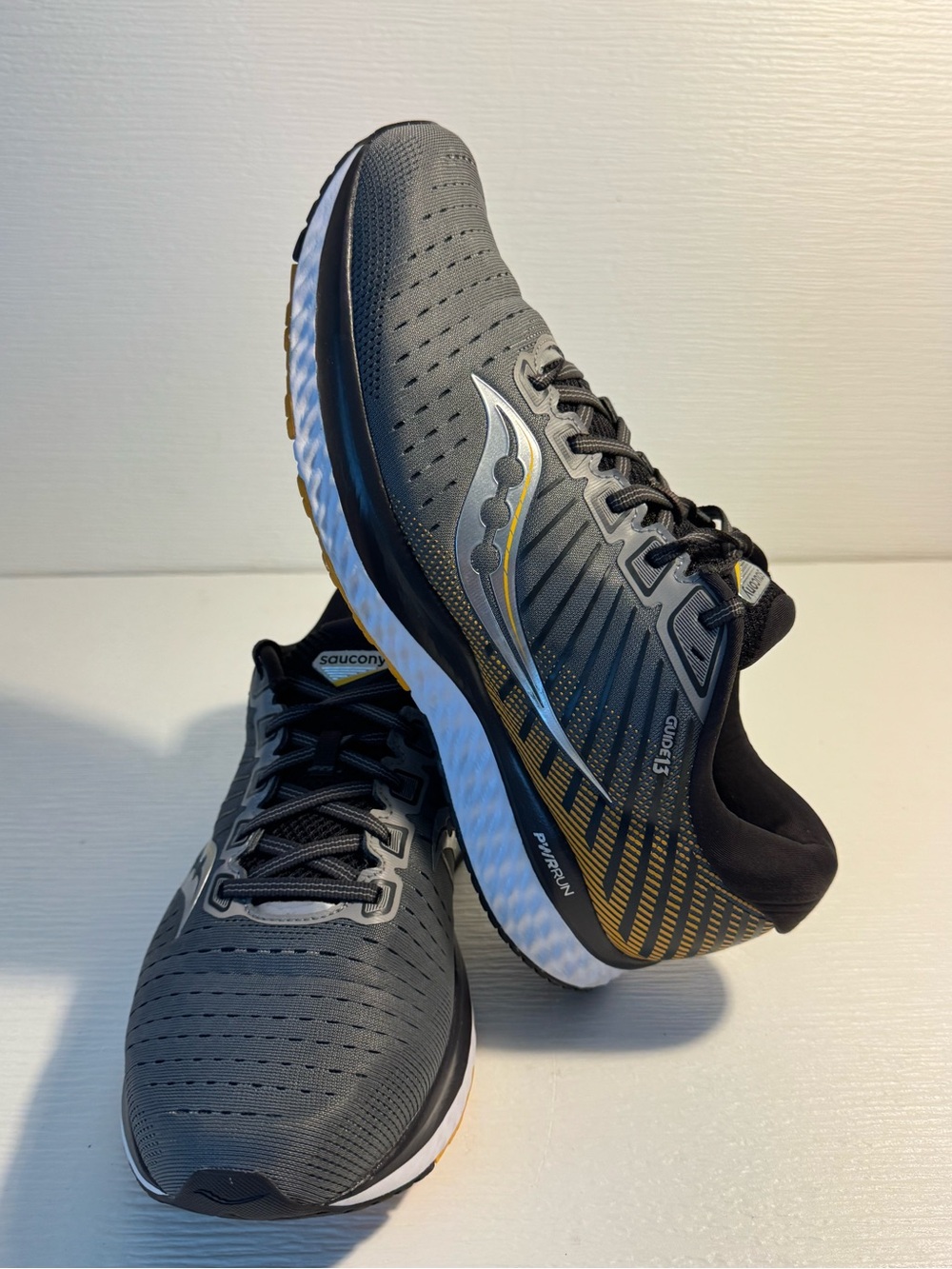 Saucony Men's Gray Running Shoes with Yellow Accents